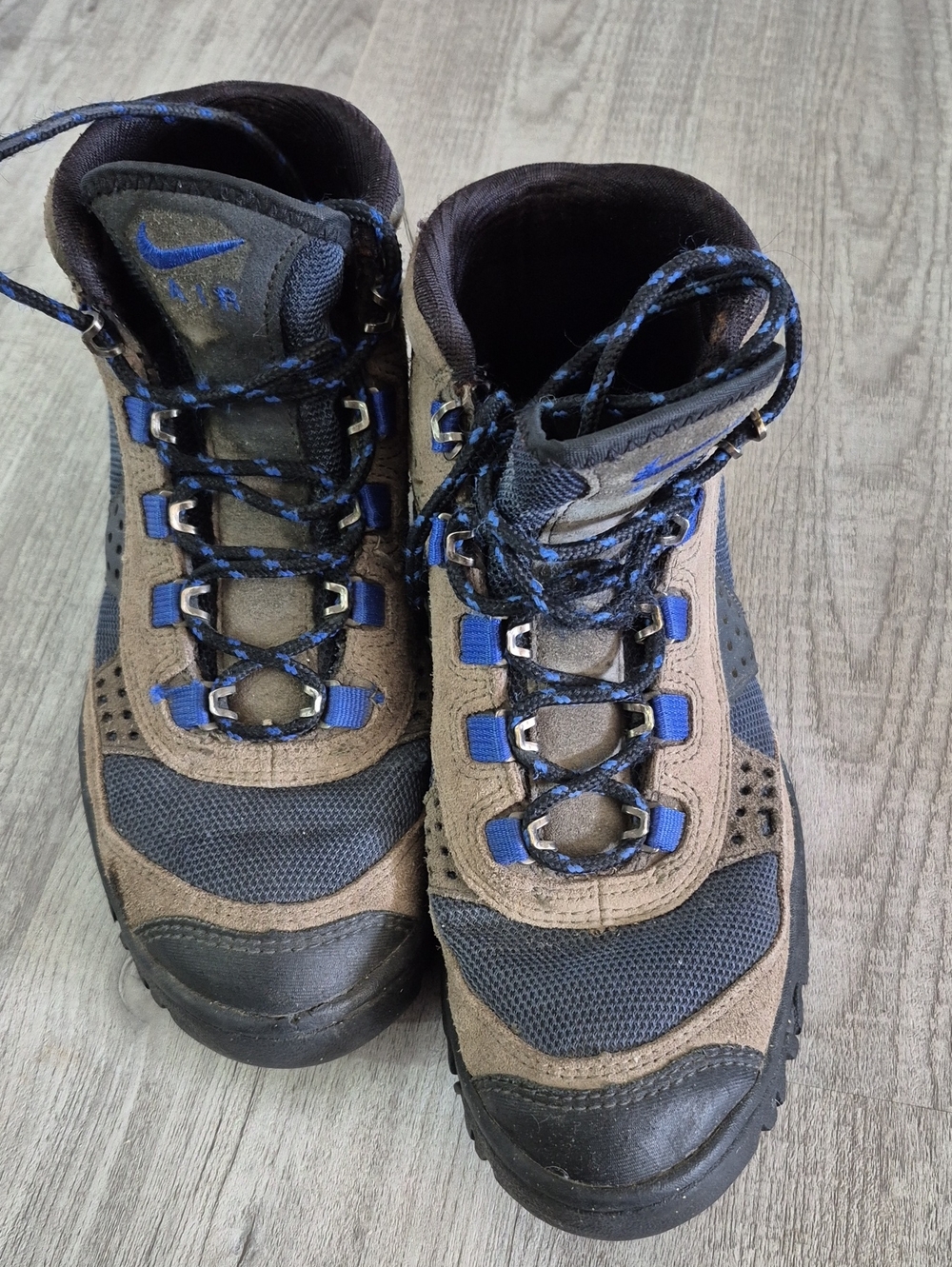 Nike Men's Brown and Blue Trail Boots with Lace-Up Support